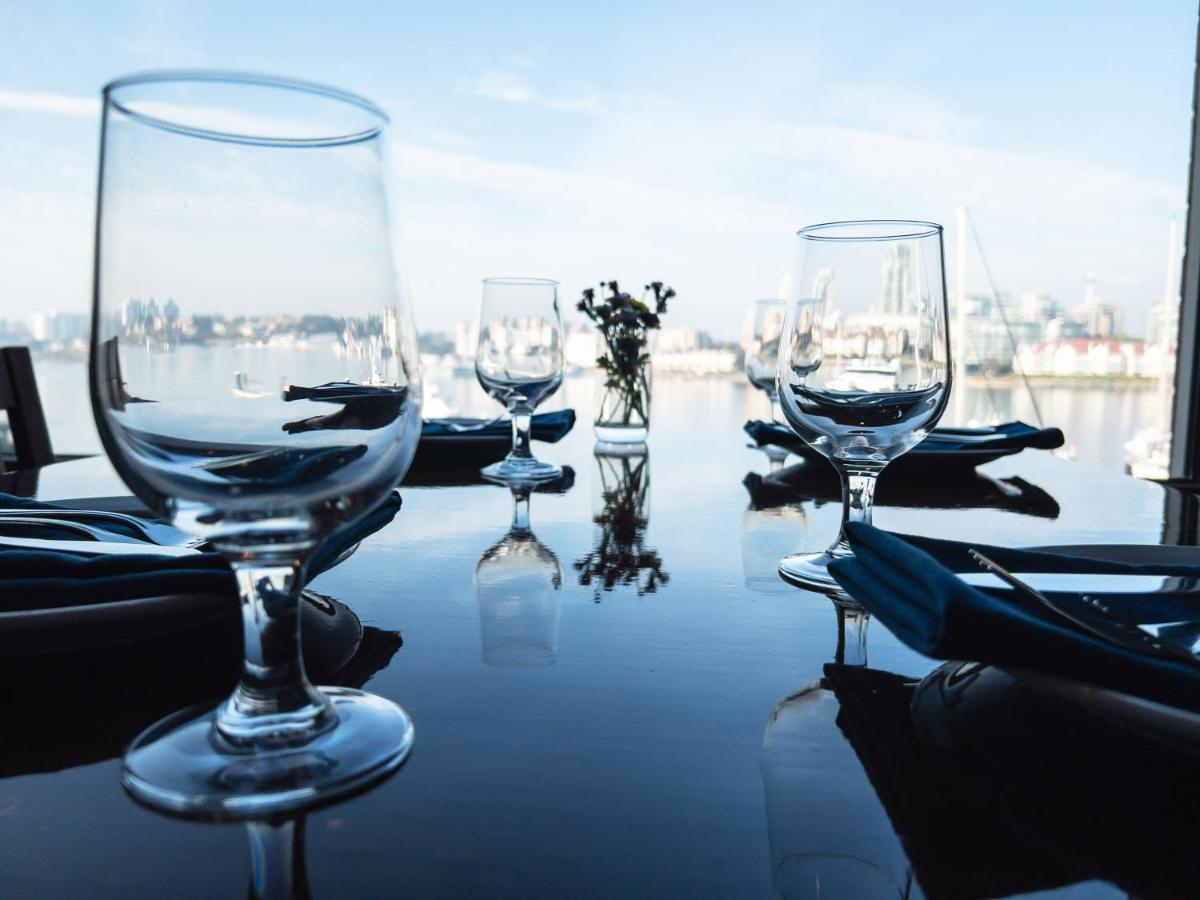 Coast Victoria Hotel & Marina By Apa Bagian luar foto