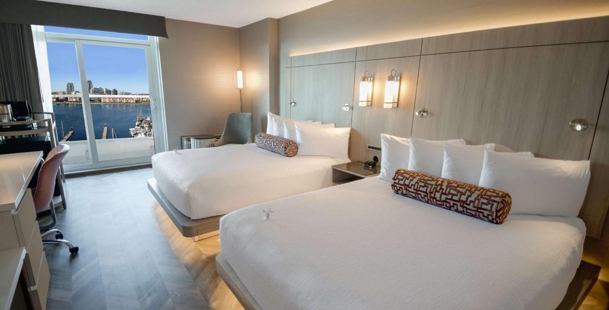 Coast Victoria Hotel & Marina By Apa Bagian luar foto