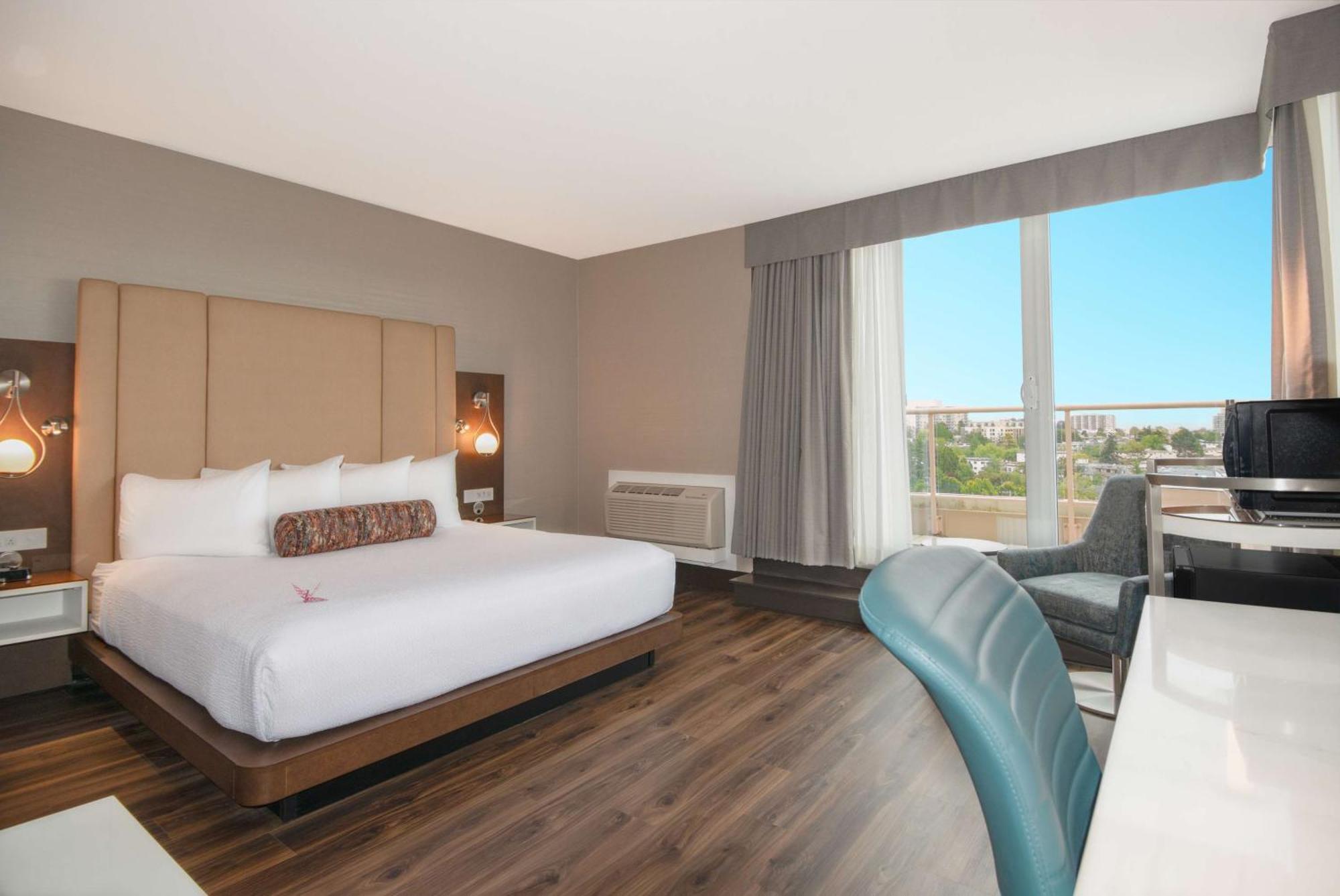 Coast Victoria Hotel & Marina By Apa Bagian luar foto