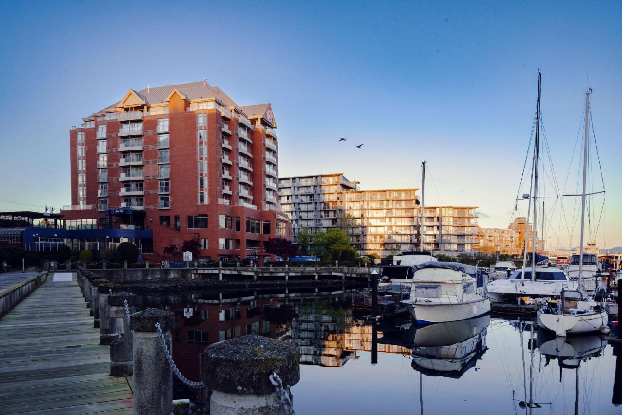 Coast Victoria Hotel & Marina By Apa Bagian luar foto