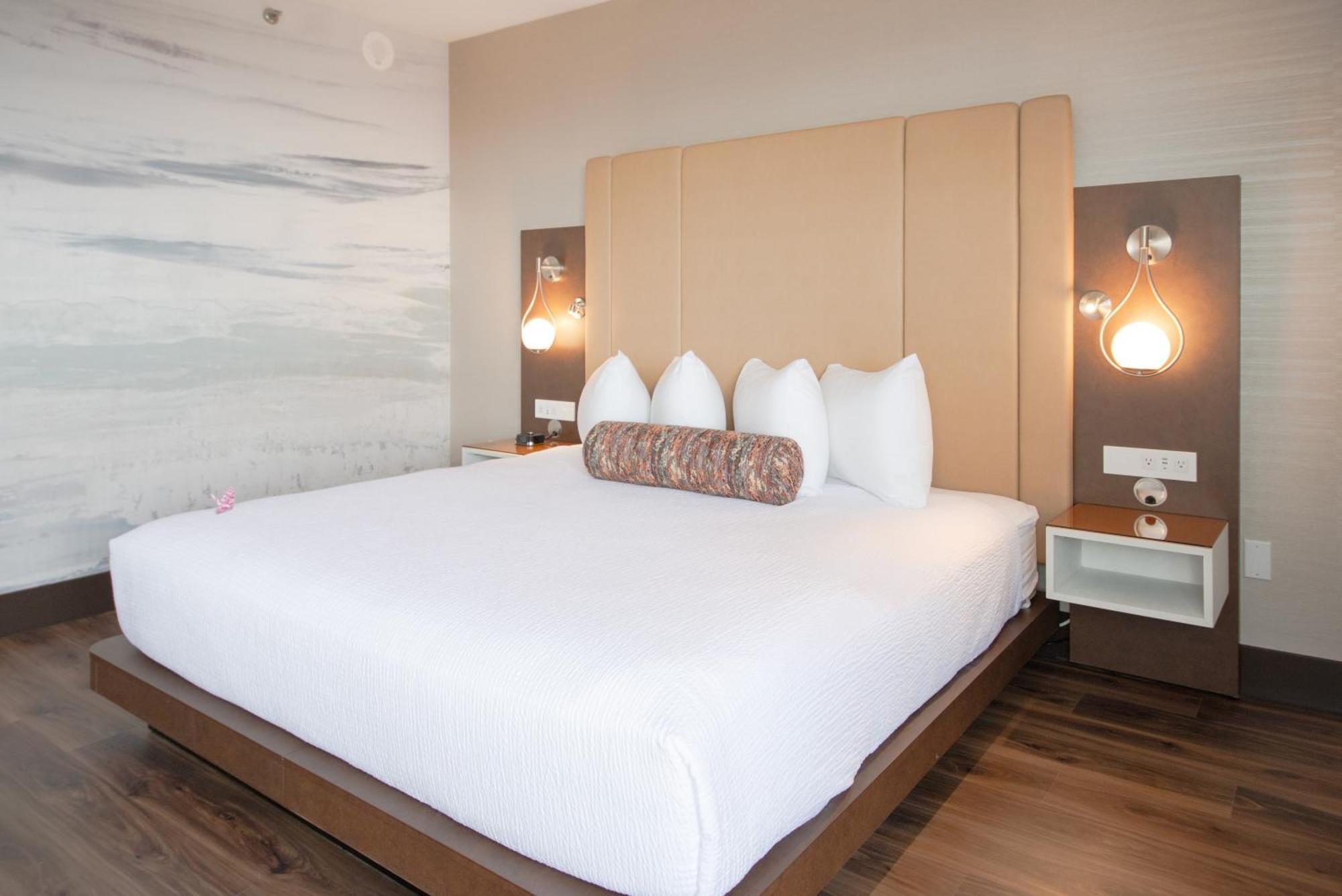 Coast Victoria Hotel & Marina By Apa Bagian luar foto