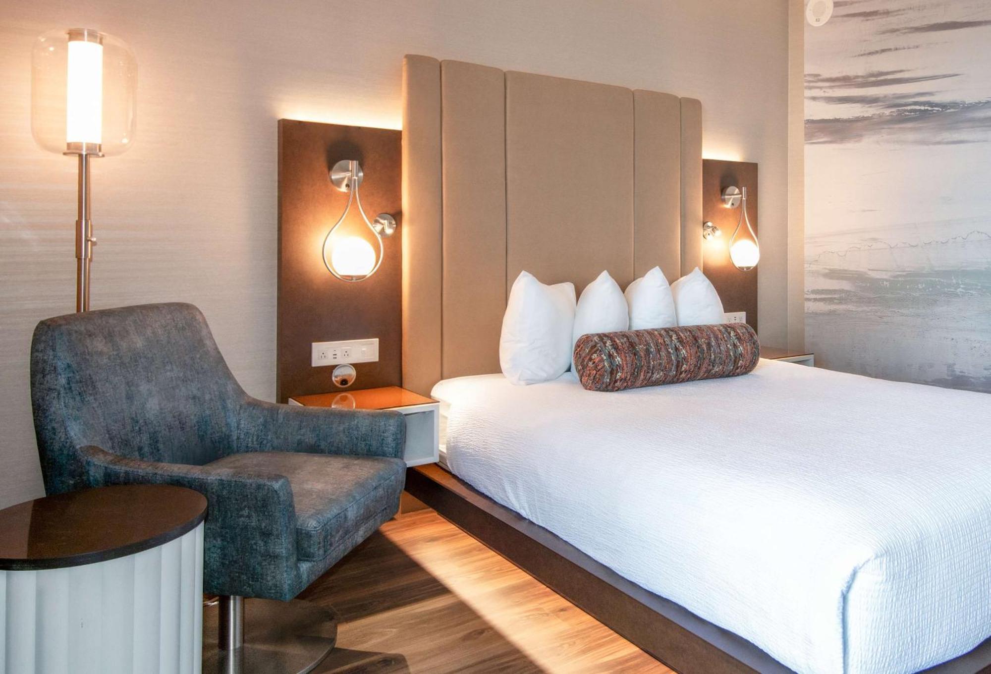 Coast Victoria Hotel & Marina By Apa Bagian luar foto
