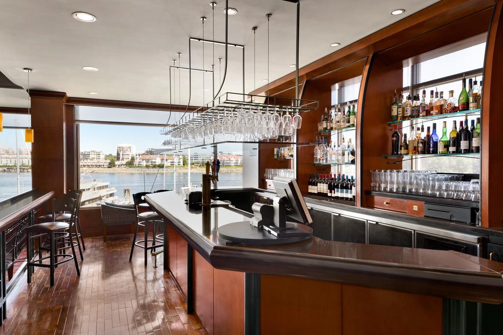 Coast Victoria Hotel & Marina By Apa Bagian luar foto
